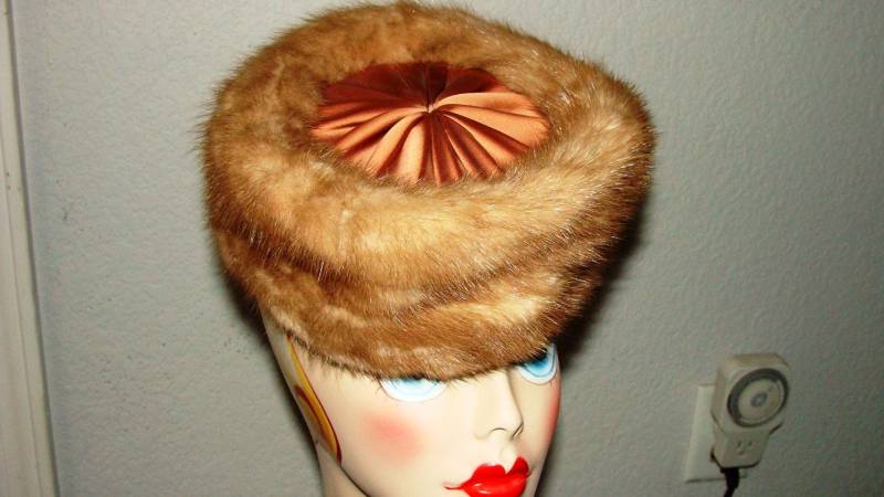 Distinction Fashion Guild Originalität 1960 Braun Tan Fell Runde Pillbox Hut 22 Bronze Kupfer Falte Satin Herbst Damen Winter Mode von BFRretro