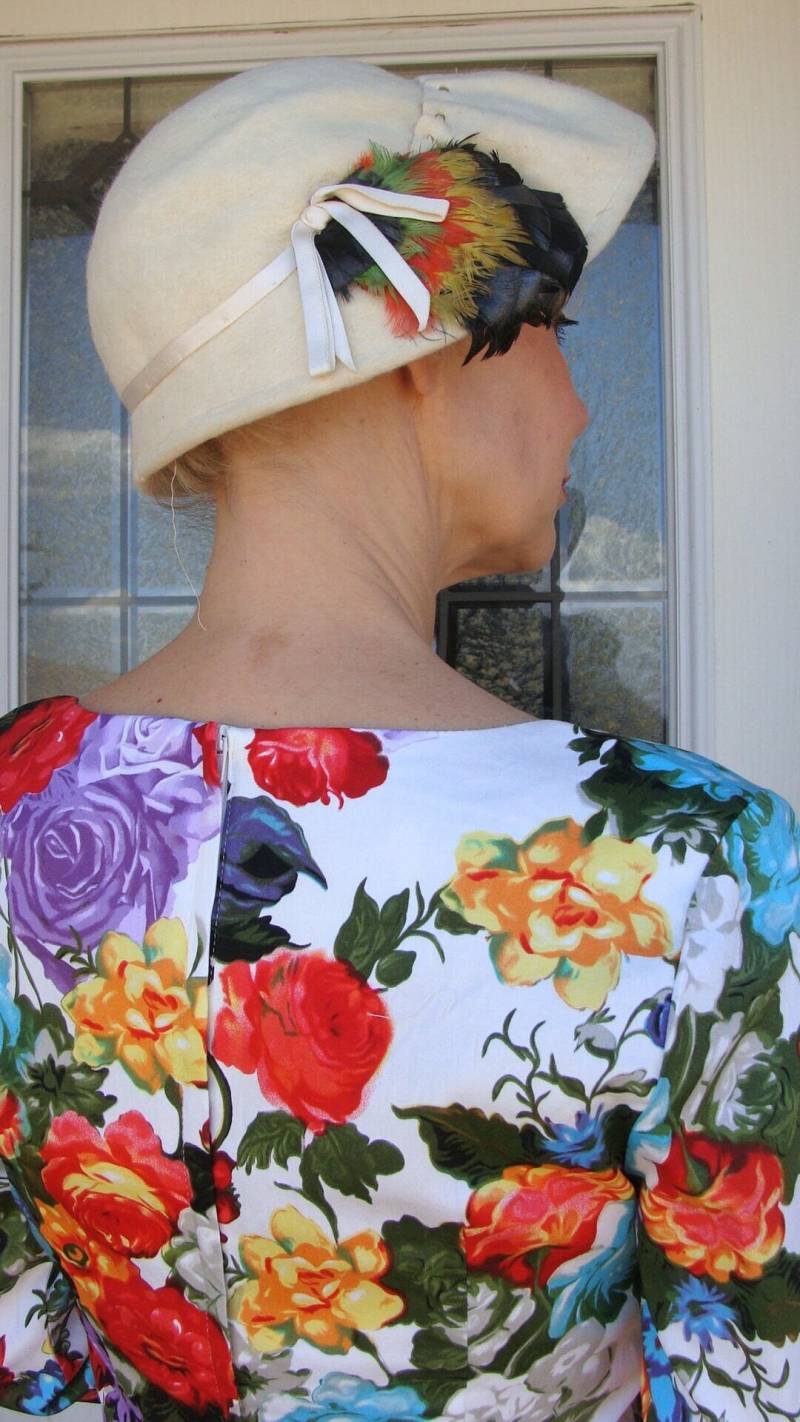 Noreen Fashion Made in Italy Wolle Damenmode Mid Century Hut Creme Beige Bunt Federn Breite Front Krempe Asymmetrisch Chapeau 22 von BFRretro