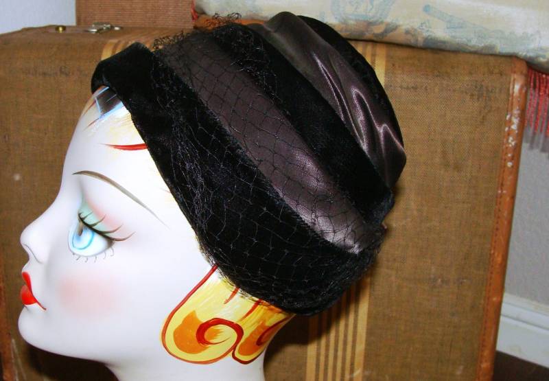 Schwarzer Samt Damen Hut Netting Rund Asymmetrisch Art Deco 1950Er Jahre Noir 1960Er Mid Century Mod Mode Bienenstock Satinband Chapeau Glamour von BFRretro