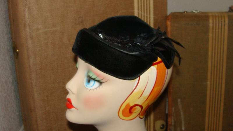 Vintage 1950 Mid Century Chapeau Schwarzer Samt Noir Einstellbar Damen Hut Pailletten Federn Cocktailparty Kopf Bekleidung Kleidung von BFRretro