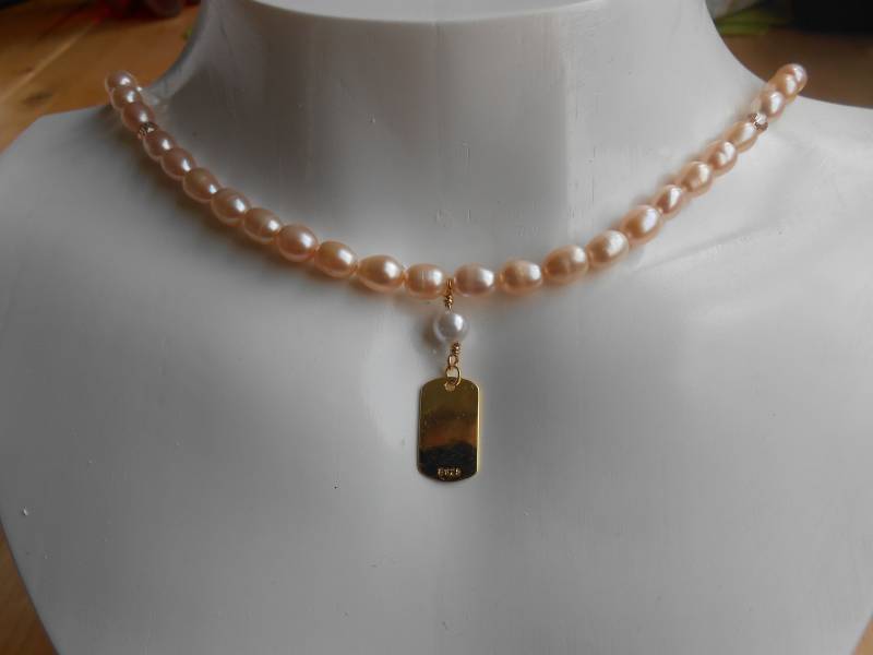 24 Kt Goldanhänger Mit Süßwasserperlen Halskette, Anhänger in Blättchenform 24 Kt Goldanhänger Mit Süßwasserperlen Halskette, Anhänger in Blättchenform von BGDesignRW