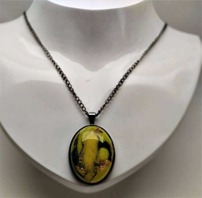 Metallkette Mit Gelben Schmuckstein Für Büro Und Freizeit Ovaler Anhänger Echter Ähre Goldpartikel in Transparent Metallfassung von BGDesignRW