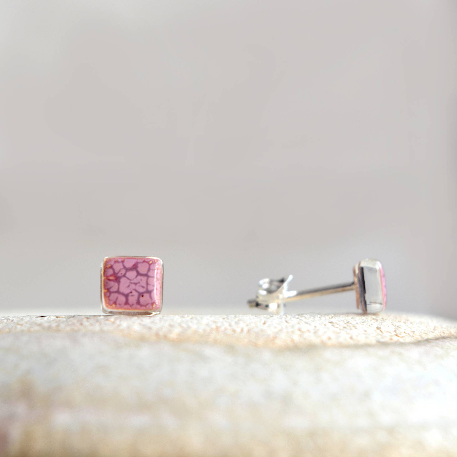 Kleine Rosa Emaille-Ohrstecker 925 Silber Ohrstecker Aus Geschmolzenem Glas Kleine Rosa Emaille-Ohrstecker 925 Silber Ohrstecker Aus Geschmolzenem Glas von BGLASSbcn