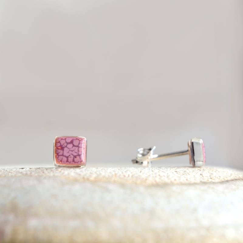 Kleine Rosa Emaille-Ohrstecker 925 Silber Ohrstecker Aus Geschmolzenem Glas Kleine Rosa Emaille-Ohrstecker 925 Silber Ohrstecker Aus Geschmolzenem Glas von BGLASSbcn