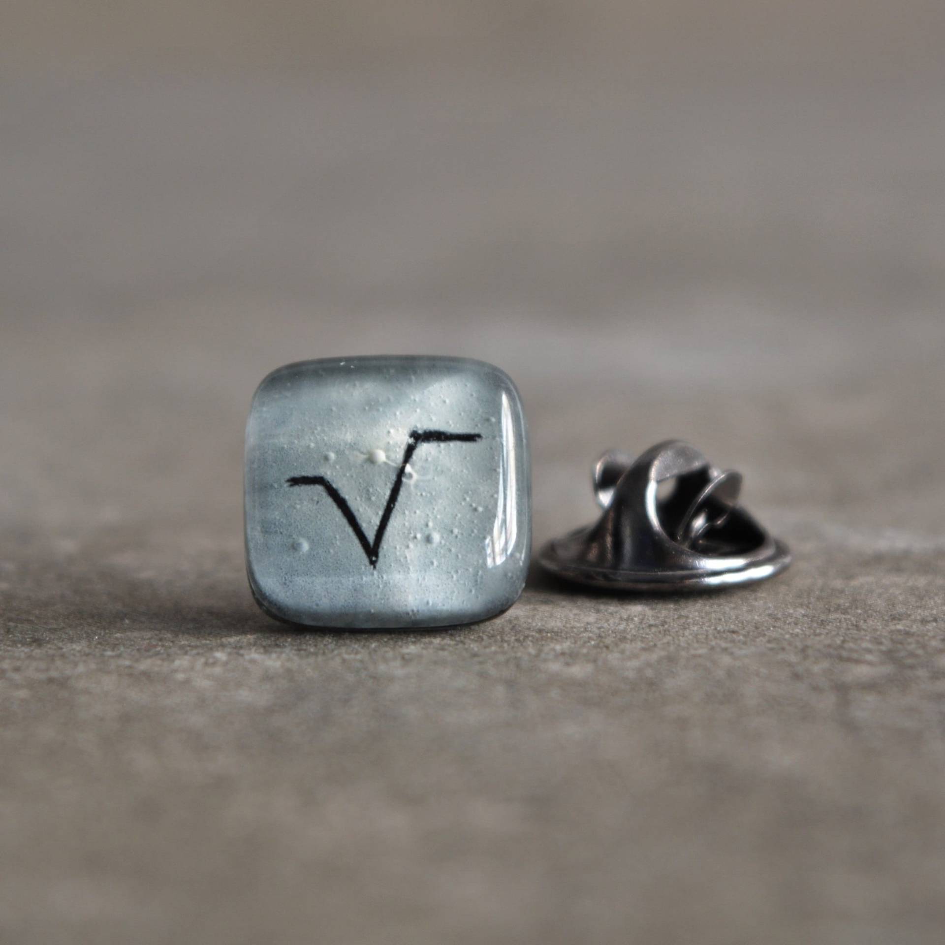 Mathe Symbol Krawatte Tack, Wissenschaft Anstecknadel, Geek Geschenk Für Männer, Schmuck, Handgemachte Krawattennadel, Lehrer Geschenk, Modesty Pin von BGLASSbcn