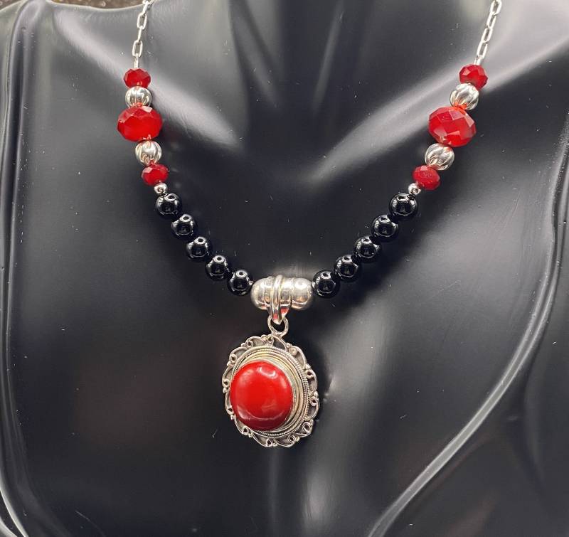 Sterling Silber Anhänger Mit Rotem Stein Fokal Ist Schwarzem Onyx Und Facettiertem Roten Glas & in Handgemachter Halskette Akzentuiert von BHBaubles