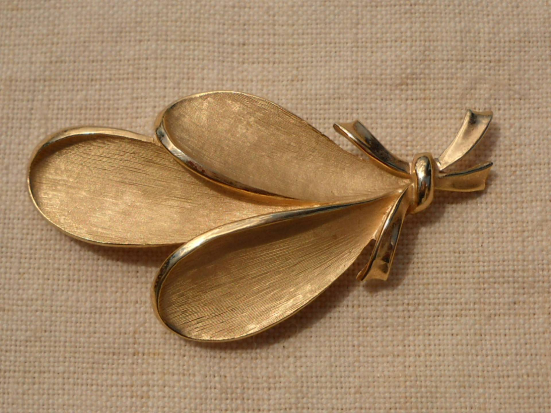 Brosche Trifari Krone Mit Goldenen Blütenblättern 1950 von BIANGELS