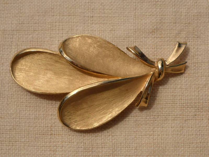 Brosche Trifari Krone Mit Goldenen Blütenblättern 1950 von BIANGELS