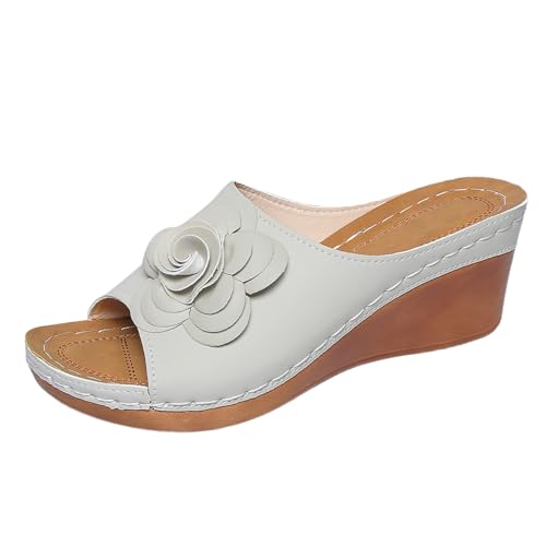 BIBOKAOKE Slipper Damen Sommer Plateau Keilsandalen mit Blumendekoration Retro Slipper Bequem Sommerschuhe Weite Clogs Hausschuhe Rutschfest Slip on Pantolette Wassdicht Schlappen Strandschuhe von BIBOKAOKE