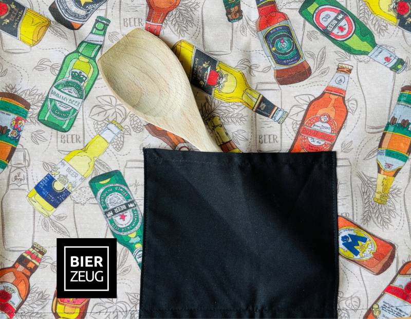 Bier Schürze | Handgefertigte Grillschürze Mit Bier-Flaschen-Motiv Kochschürze Aus Stoff 93x55cm Originelle Geschenkidee Für Grillfans Bier Schürze | Handgefertigte Grillschürze Mit Bier-Flaschen-Motiv Kochschürze Aus Stoff 93x55cm Originelle Geschenkidee Für Grillfans von BIERZEUG
