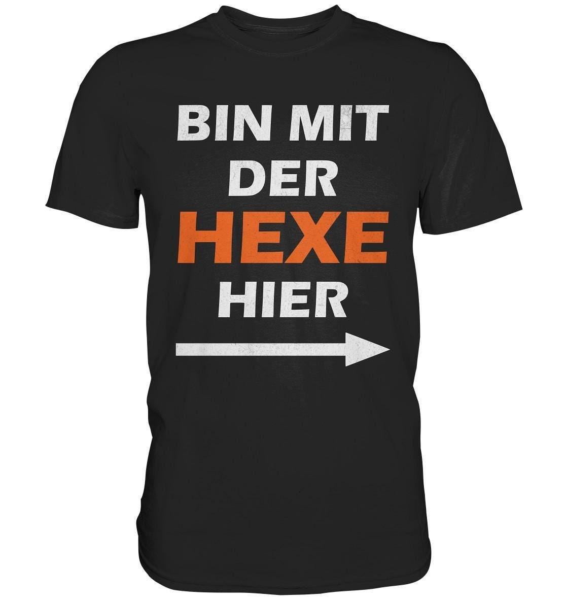 Bin Mit Der Hexe Hier | Lustiges Halloween T-Shirt Party Kostüm Spruchshirt Halloween-Party Geschenkidee Bin Mit Der Hexe Hier | Lustiges Halloween T-Shirt Party Kostüm Spruchshirt Halloween-Party Geschenkidee von BINYAShop