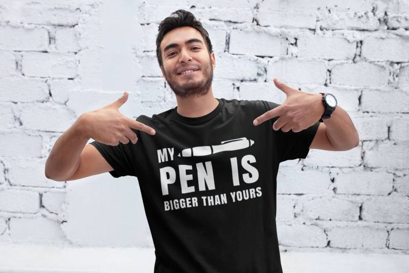 My Pen Is Bigger Than Yours - Lustiges Spruch T-Shirt Funshirt von BINYAShop