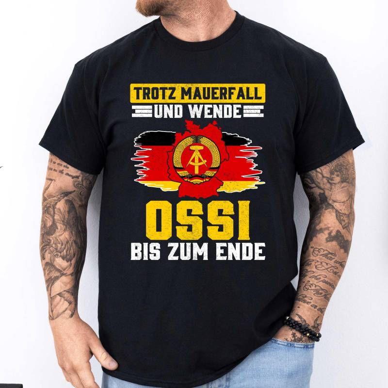 Trotz Mauerfall Und Wende T-Shirt | Ossi Geschenk Ddr Erinnerung Ostdeutschland Stolz Osten Retro Design Nva Fan Shirt von BINYAShop