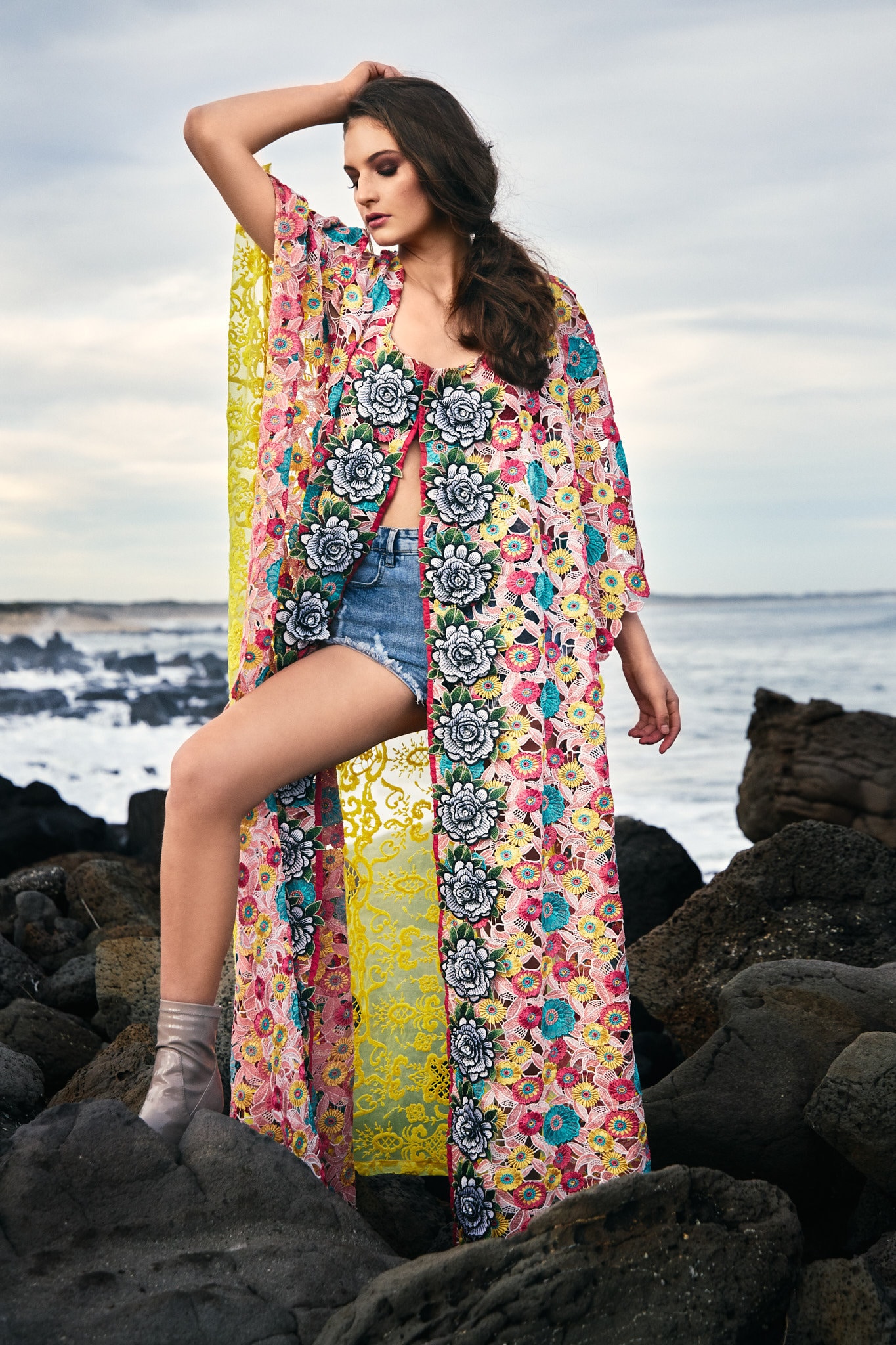 Shurab Poncho - Floral Frühling Sommer Festival Strand Spitze Französisch Netz Rosa Gelb Weiß Blau Türkis Exklusive Designer Label Kimono von BIRDSKINAU