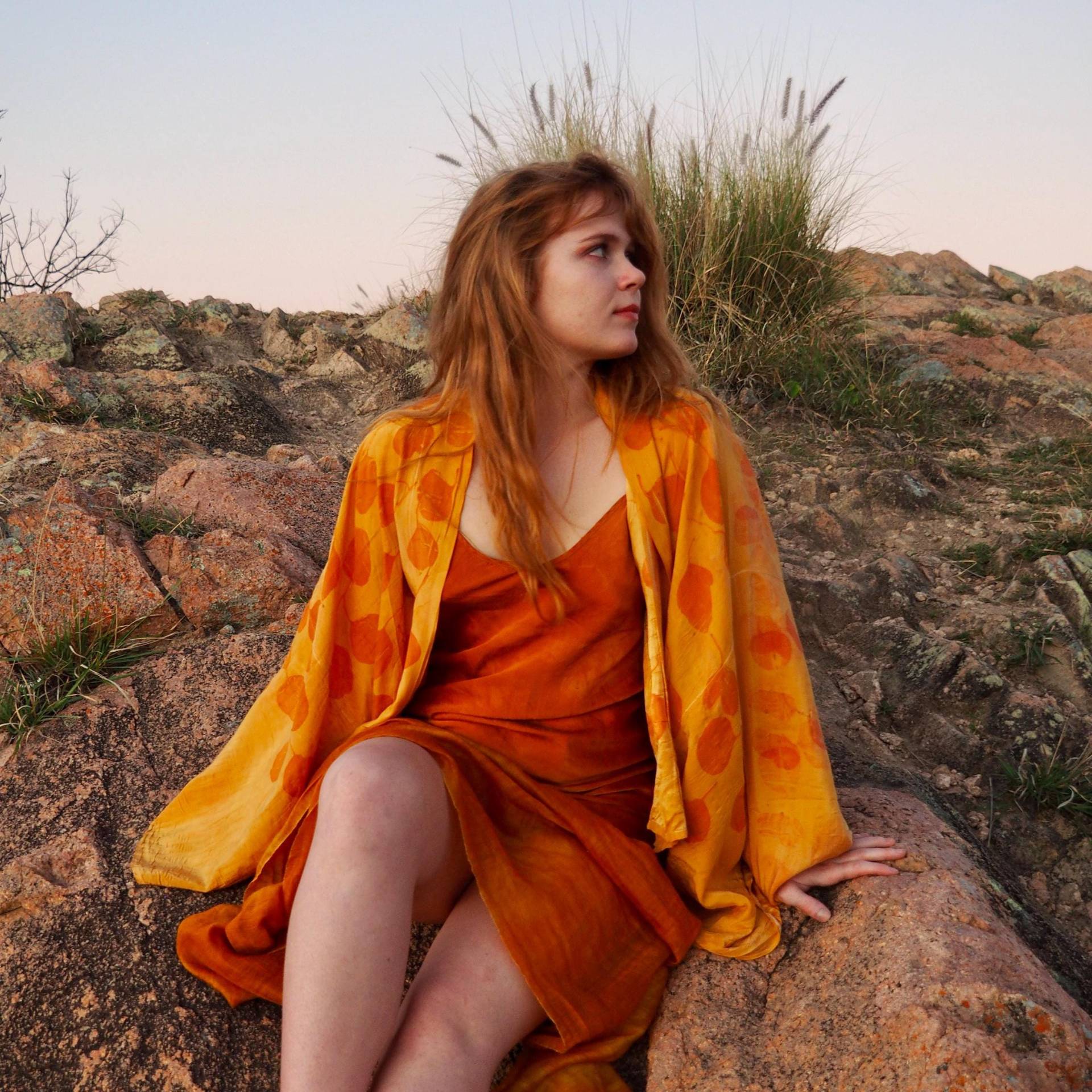 One Size Natürliche Pflanzengefärbte Handgefertigte Robe Kimono Aus Reiner Seidenkrepp von BIRDTRIBE