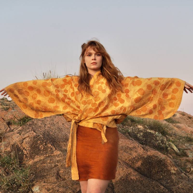 Pflanzengefärbte Seide Handgemachte Schmetterlings-Robenjacke von BIRDTRIBE