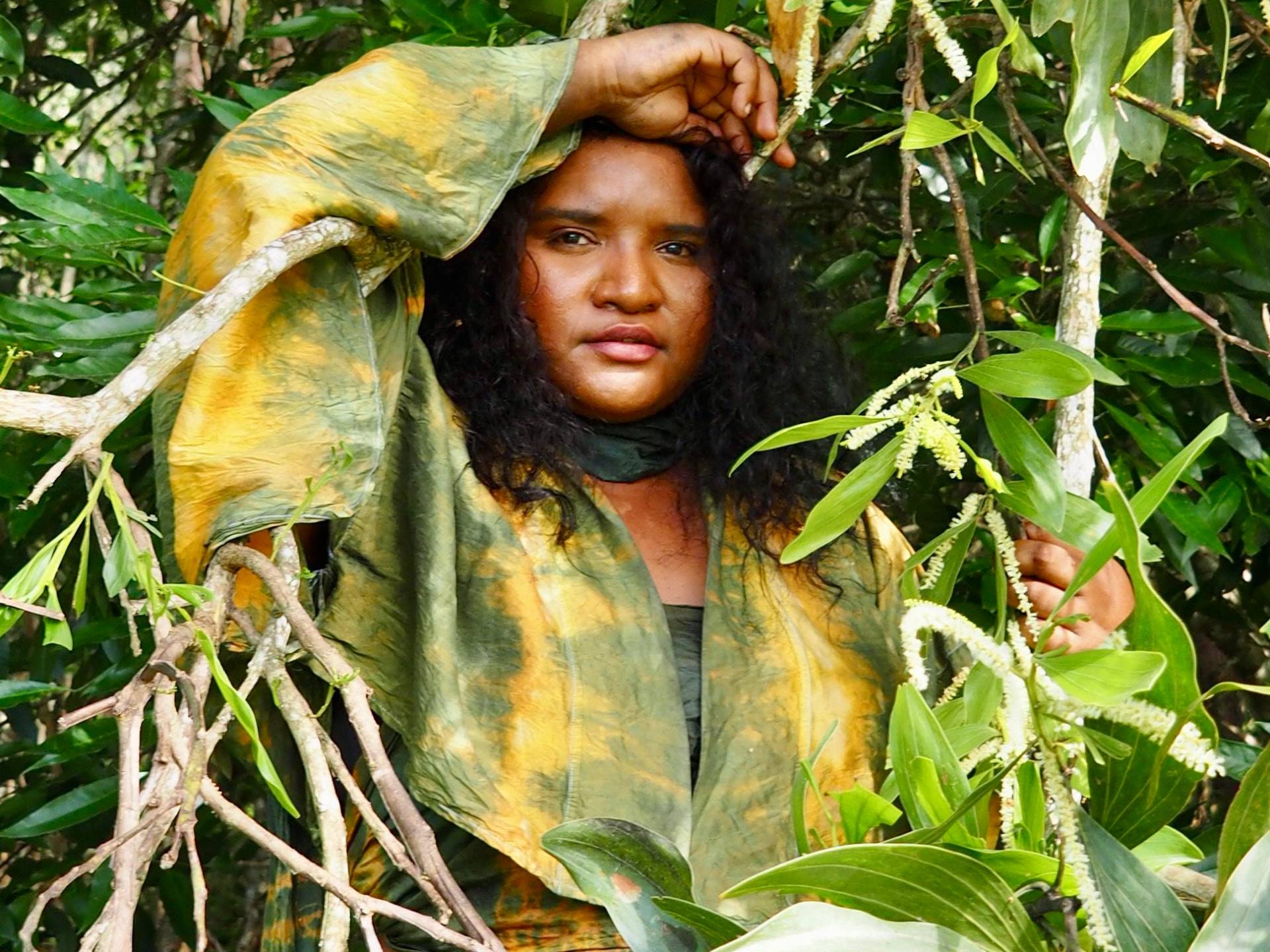 Wattle Inspirierte Seide Natürliche Pflanzengefärbte Kurze Jacke Robe Einheitsgröße S-L von BIRDTRIBE