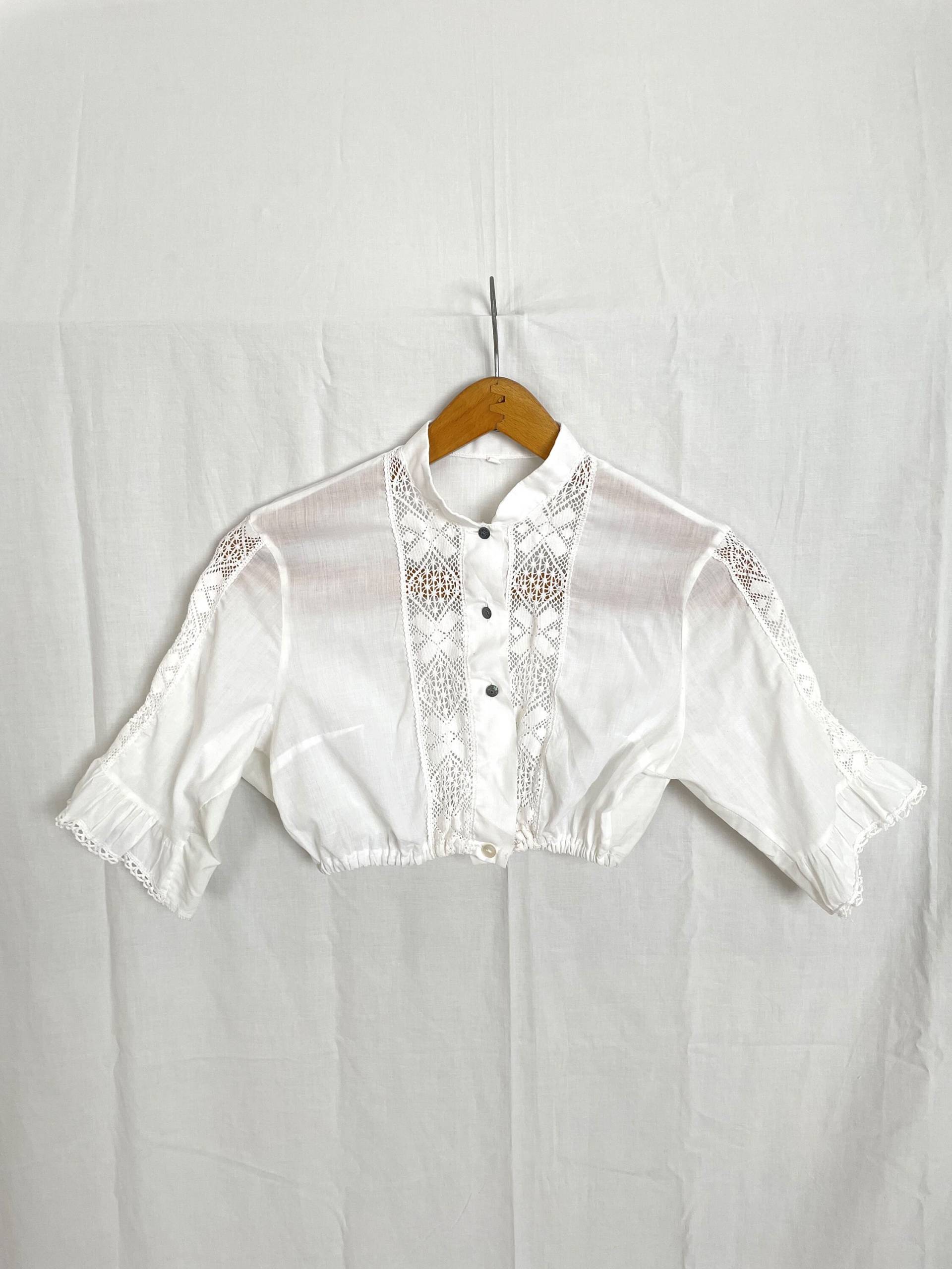 Vintage Trachten Cropped Shirt Mit Spitze Vorne, Ärmeln Und Handgelenken. Größe It40 von BIRIGNAO