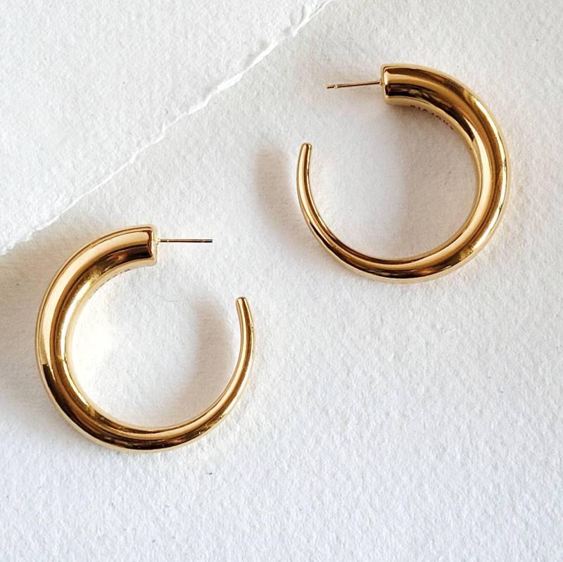 18K Gold Spitz Zulaufende Creolen Moderne Ohrringe Hohe Qualität Nicht Verblassend Designer von BISJOUX