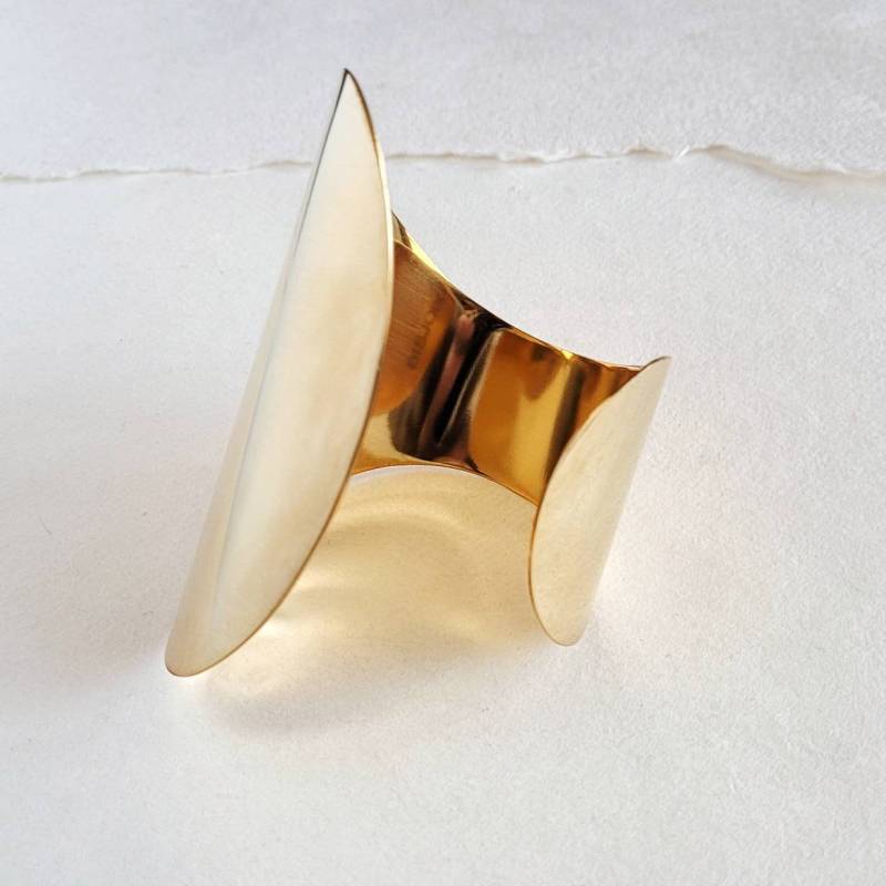 Messing Swerve Modern Gold Cuff Statement Armband Bisjoux Exclusive 2 Grössen von BISJOUX