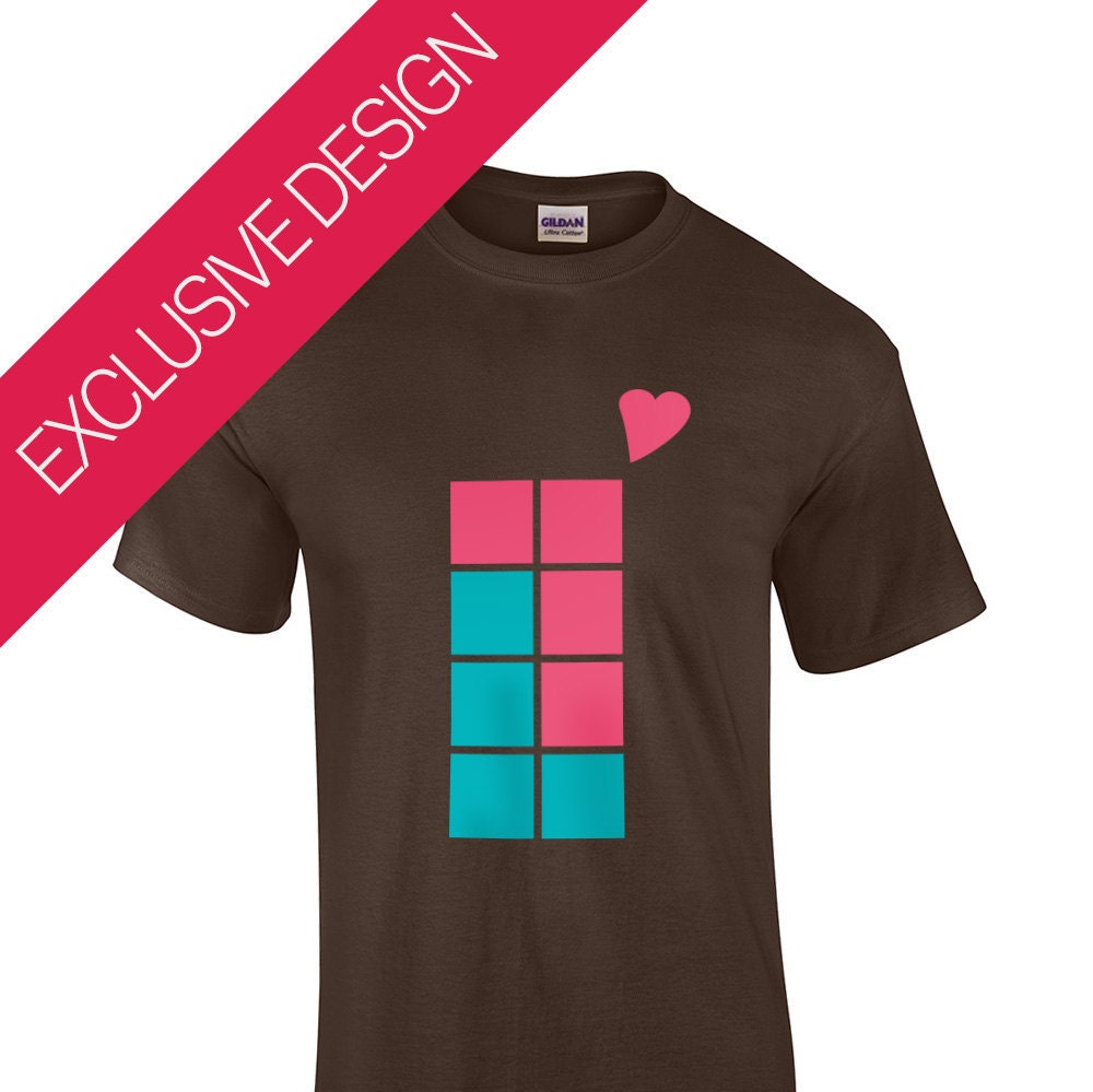 Tetris Tetromino Love | Retro Gaming/Gameboy T-Shirt 100% Dicke Baumwolle & Ethisch Bezogen Hautfreundliche Ungiftige Größen S-xxl Tetris Tetromino Love | Retro Gaming/Gameboy T-Shirt 100% Dicke Baumwolle & Ethisch Bezogen Hautfreundliche Ungiftige Größen S-xxl von BJUMuk