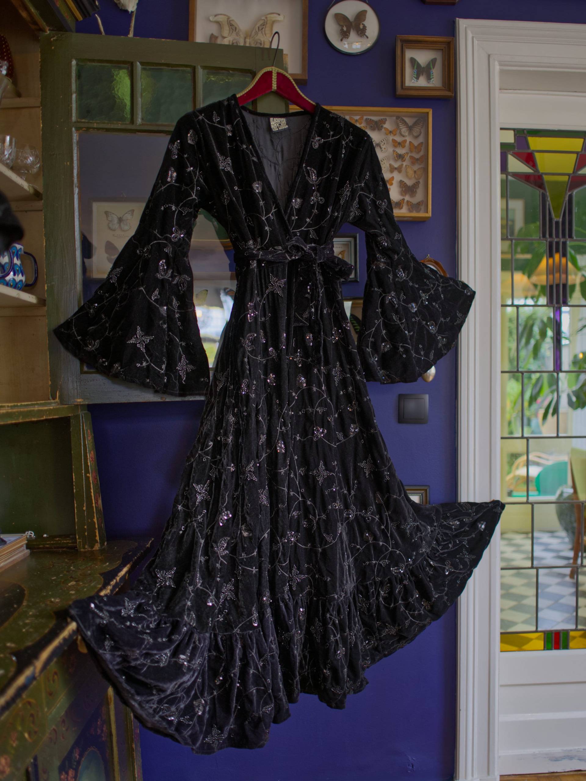 Blackfish The Label Aurora Dress Nocturnal - Boho/Hexen/Hippie Wickelkleid Mit Breiten Ärmeln Aus Samt von BLACKFISHTheLabel