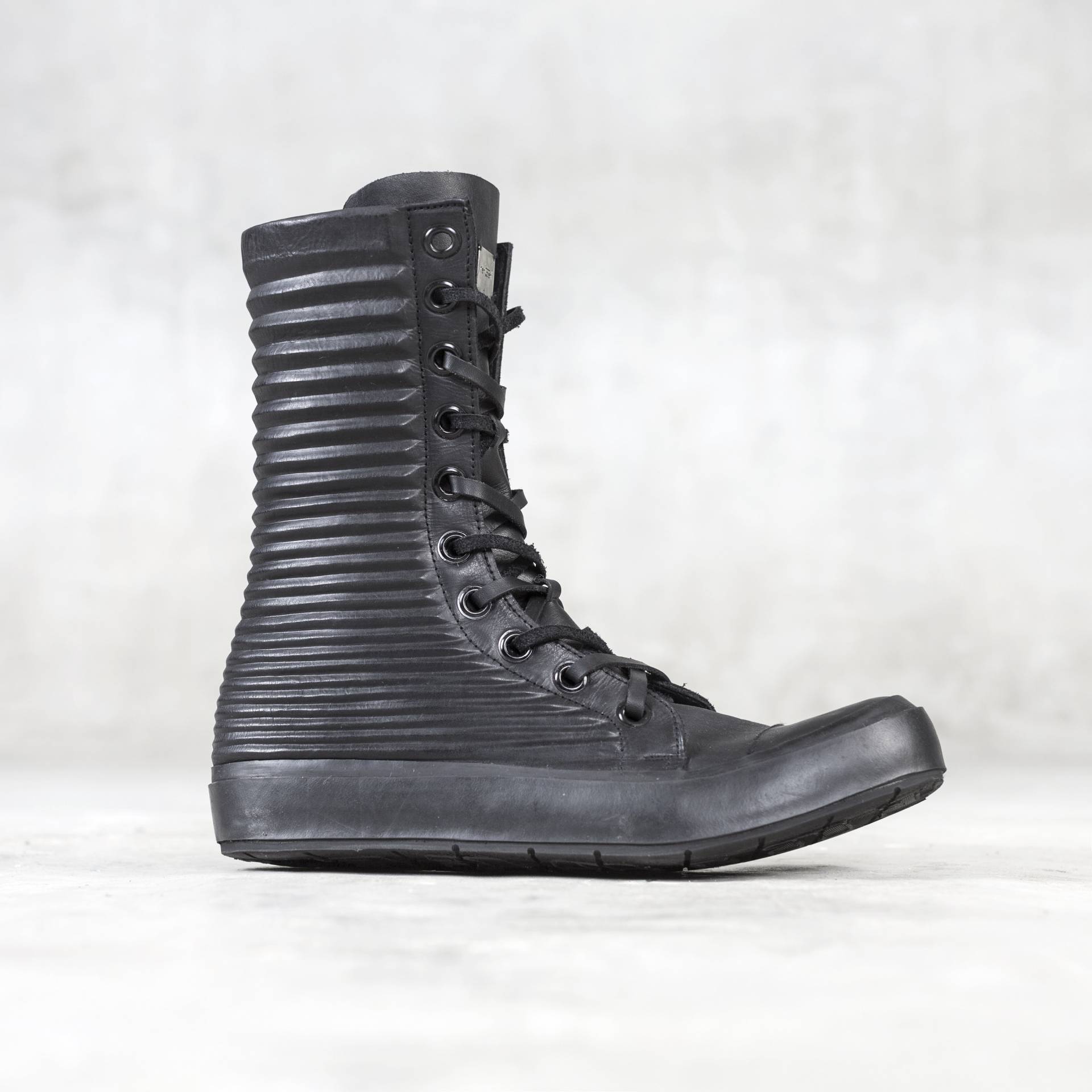Apollo Schwarze Leder Hohe Turnschuhe Handgeformte Gerippte Stiefel Apollo Schwarze Leder Hohe Turnschuhe Handgeformte Gerippte Stiefel von BLAMOClothing