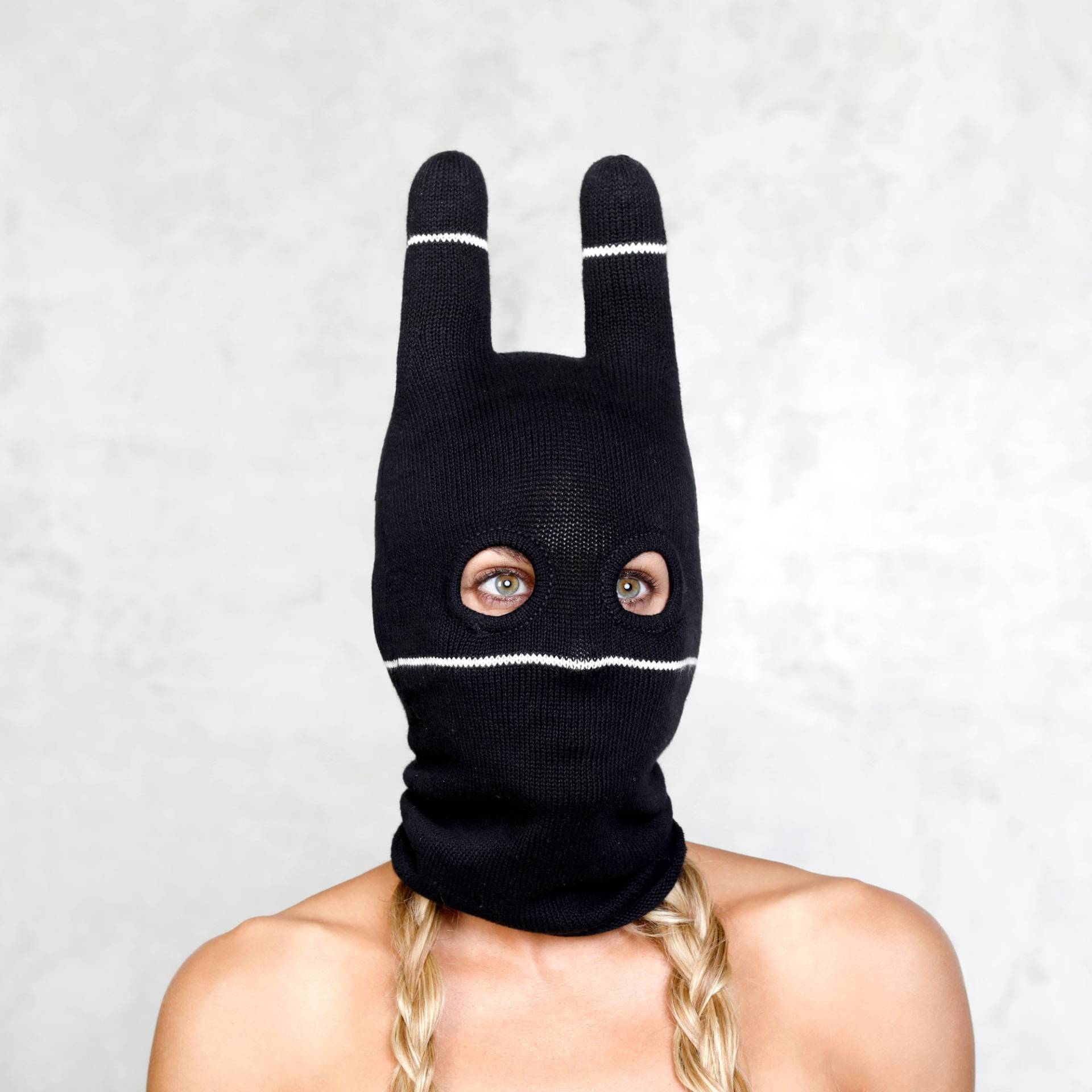 Gestreifte Gestrickte Balaclava Mit Ohren - Schwarz Und Weiß Gestreifte Gestrickte Balaclava Mit Ohren - Schwarz Und Weiß von BLAMOClothing