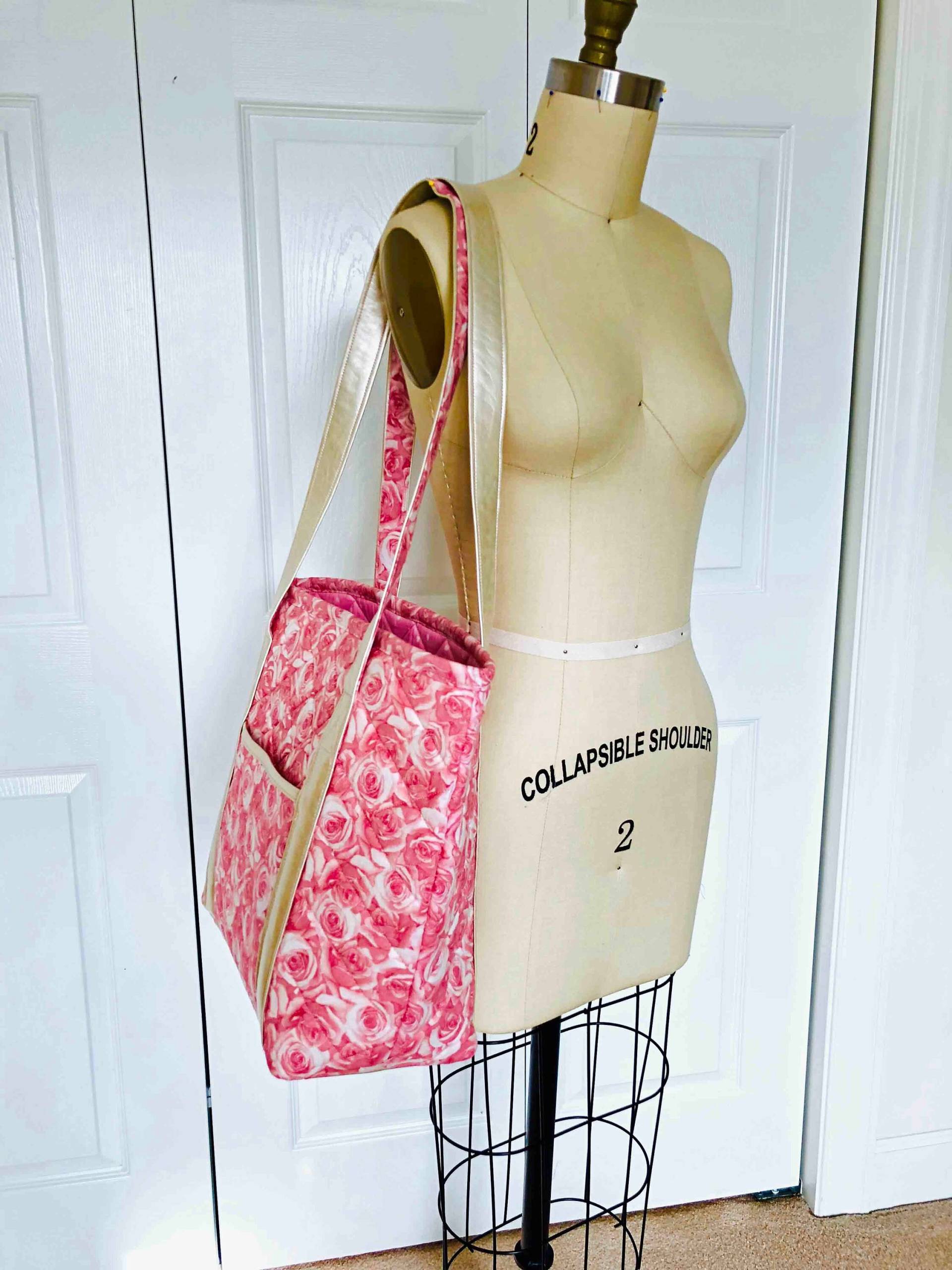 Handgemachte Gesteppte Einkaufstasche Große Rosendruck-Baumwollreisetasche Handgemachte Gesteppte Einkaufstasche Große Rosendruck-Baumwollreisetasche von BLHandmade