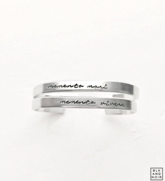 Memento Mori Armband Armreif Wort Zitat Gestempelt Gravieren Tod "Erinnere Dich Daran, Dass Du Sterben Wirst" Blkandnoir." Memento Mori Armband Armreif Wort Zitat Gestempelt Gravieren Tod "Erinnere Dich Daran, Dass Du Sterben Wirst" Blkandnoir." von BLKANDNOIR
