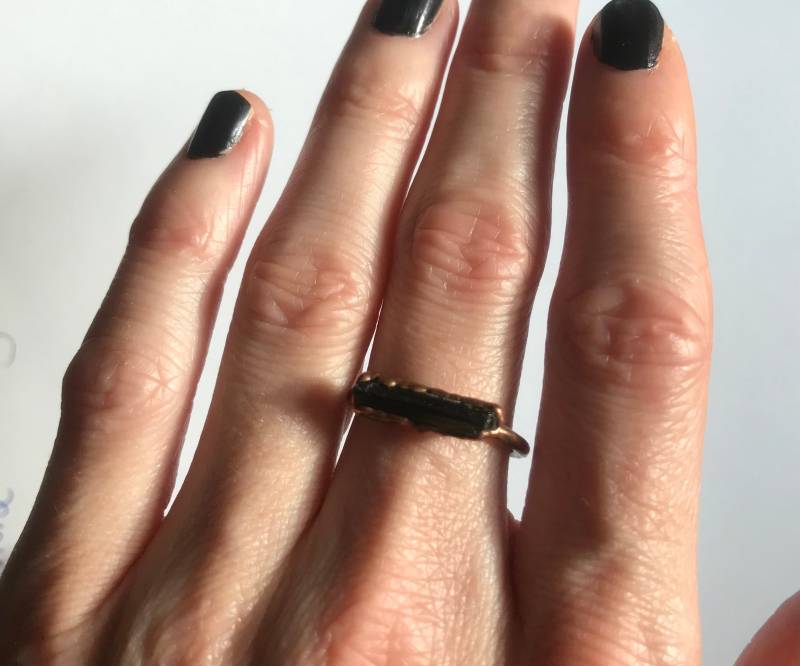 Schwarzer Turmalin-Kupferring | Oktober-Geburtssteinring Einzigartiger Roher Natürlicher Kristallring Handgefertigter Bio-Schmuck Stapelring von BLOOMcopper