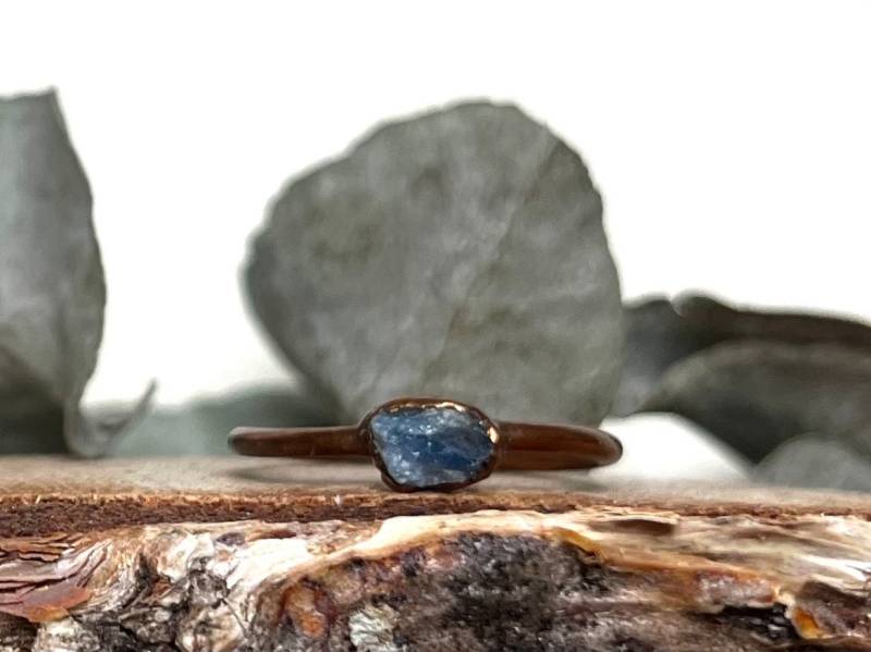 Zierlicher Roher Saphir-Kupferring | September-Geburtssteinring Einzigartiger Natürlicher Kristallring Handgefertigter Bio-Schmuck Zierlicher Roher Saphir-Kupferring | September-Geburtssteinring Einzigartiger Natürlicher Kristallring Handgefertigter Bio-Schmuck von BLOOMcopper