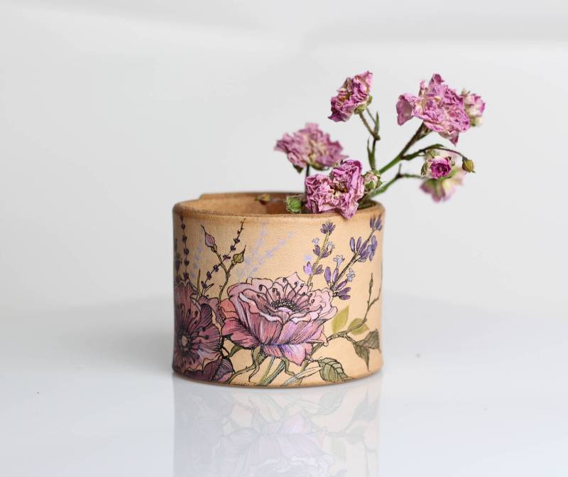 Handbemaltes Vintage Rosen Leder Manschette Armband - Boho Luxus Sommer Blumen Accessoire Handbemaltes Vintage Rosen Leder Manschette Armband - Boho Luxus Sommer Blumen Accessoire von BLUBERYlinen