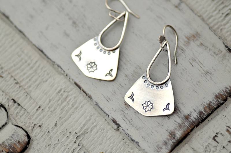 Floral Gestempelt Silber Ohrringe, Boho Geschenk Für Sie, Sterling Schmuck Floral Gestempelt Silber Ohrringe, Boho Geschenk Für Sie, Sterling Schmuck von BLUEskyBLACKbird