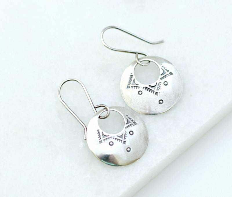 Handgemachte Sterling Silber Ohrringe, Boho Southwestern Design Handgemachte Sterling Silber Ohrringe, Boho Southwestern Design von BLUEskyBLACKbird