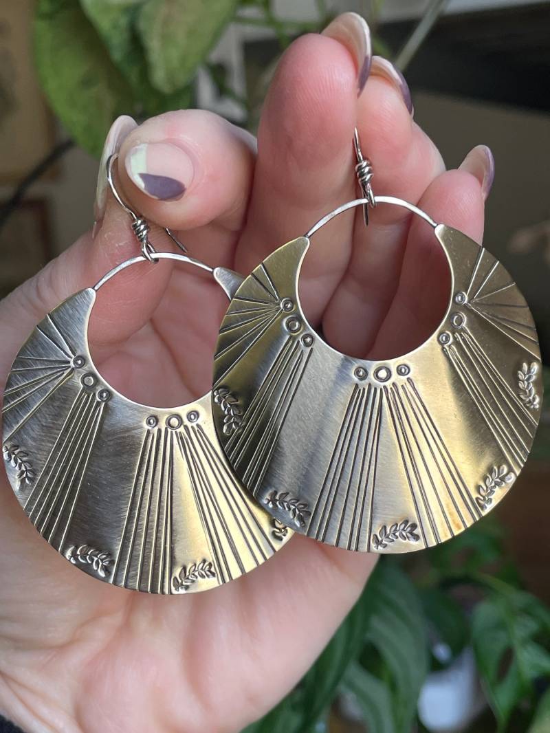 Messing Blumen Ohrringe, Halbmond Silber Und Messing, Handgemachter Handwerker Schmuck, Große Statement Ohrringe von BLUEskyBLACKbird