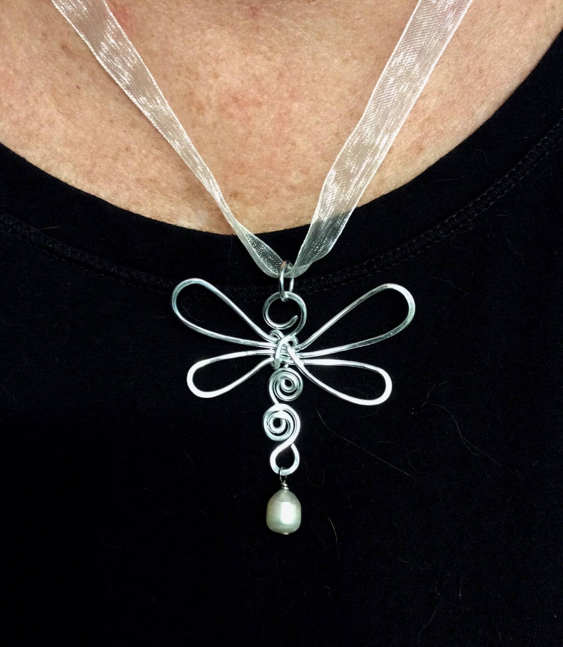 Handgemachte Aluminium Libellen Halskette Mit Eine Süßwasserperle, Schmuck, Anhänger, Libelle Kette Handgemachte Aluminium Libellen Halskette Mit Eine Süßwasserperle, Schmuck, Anhänger, Libelle Kette von BLUsLIPsandHEARTs