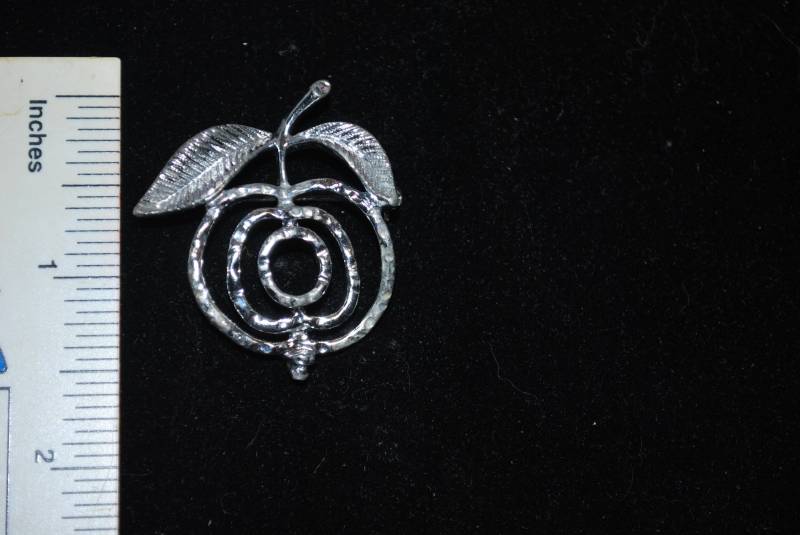 Vintage Sarah Coventry Silber Ton Apfel Filigran Design Brosche Anstecknadel Für Schal Reverspullover Lieblingslehrer Geschenk von BMBENTERPRISEFinds