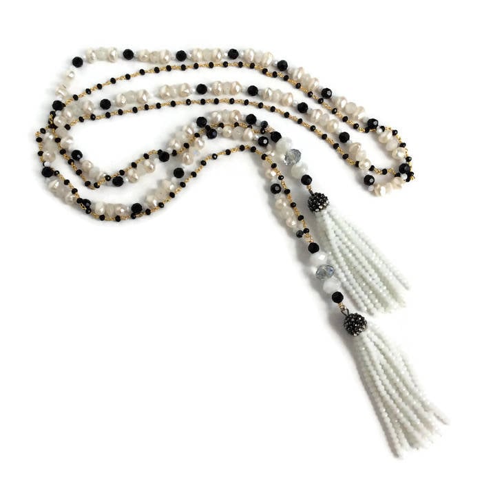 Schwarz-Weiße Lariat Kette, Süßwasserperlen Mondsteine Onyx, Kristalle, Goldplatte, Schwarze Krawatte, Tassles, Hochzeitsschmuck Schwarz-Weiße Lariat Kette, Süßwasserperlen Mondsteine Onyx, Kristalle, Goldplatte, Schwarze Krawatte, Tassles, Hochzeitsschmuck von BMCVintageDesign
