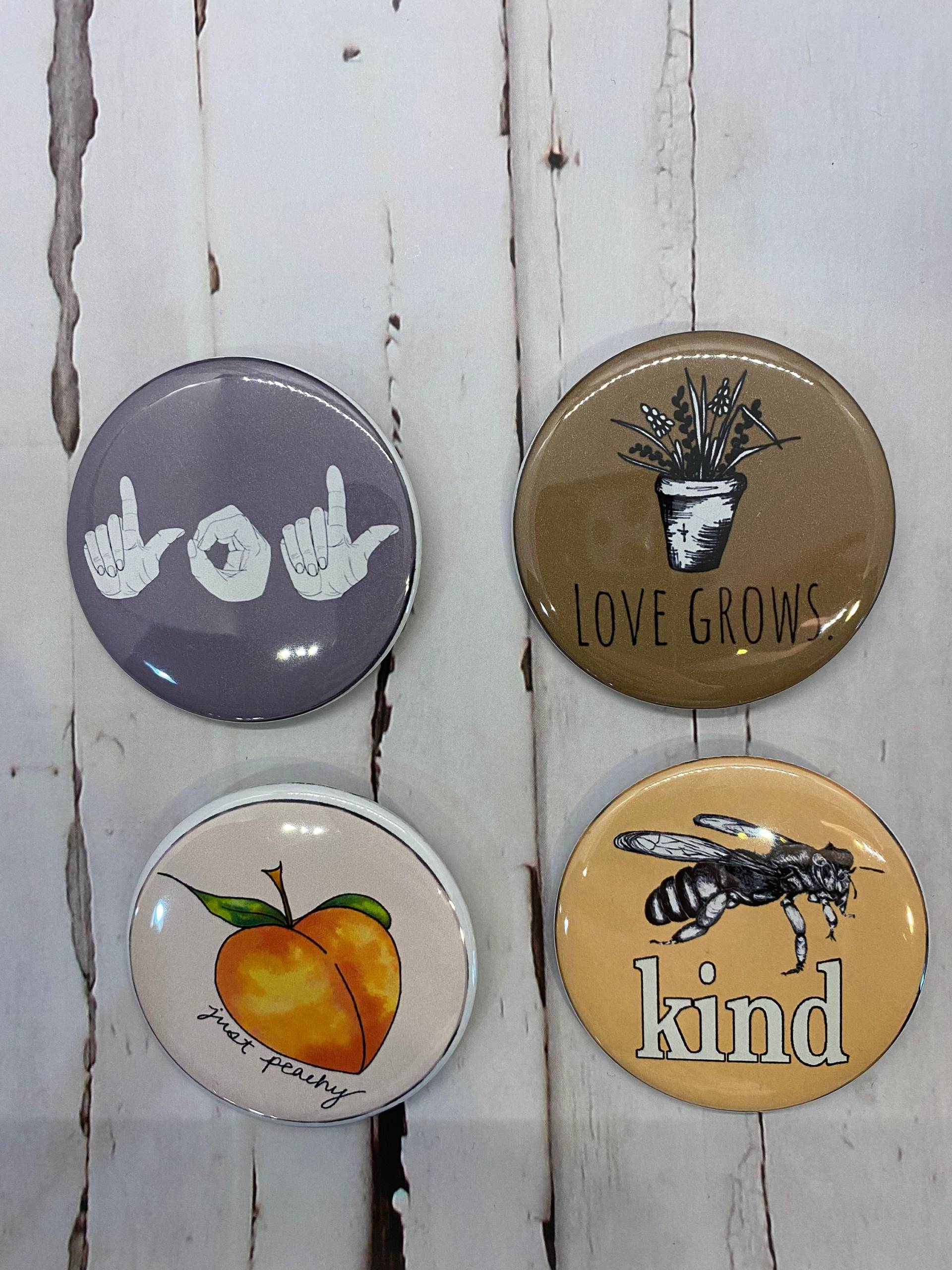 Love Grows Button | Pflanzenknopf Lol Knopf Zeichen Sprachknopf Just Peachy Be Kind Metall Pin Pins von BMRArtworks