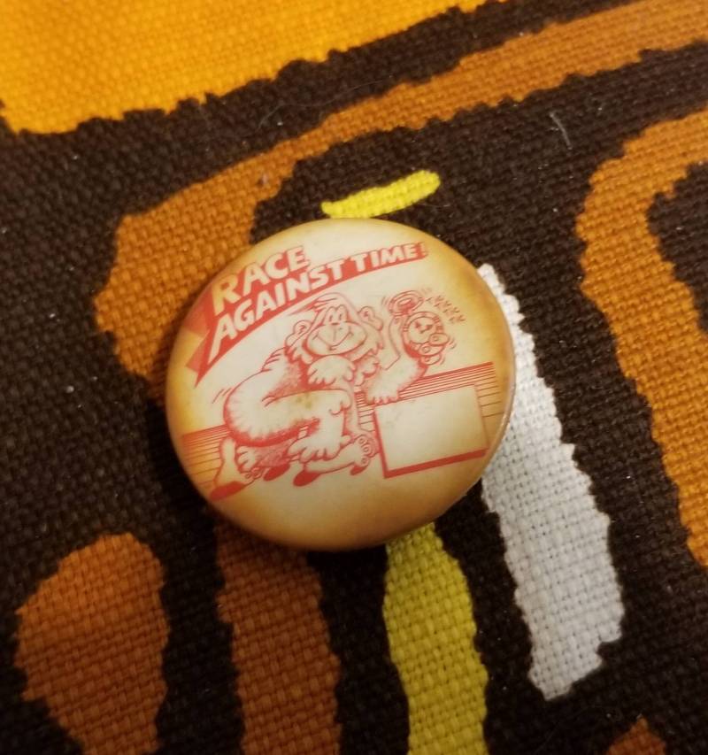 Vintage Race Against Time Pinback Button von BManVintageShirts