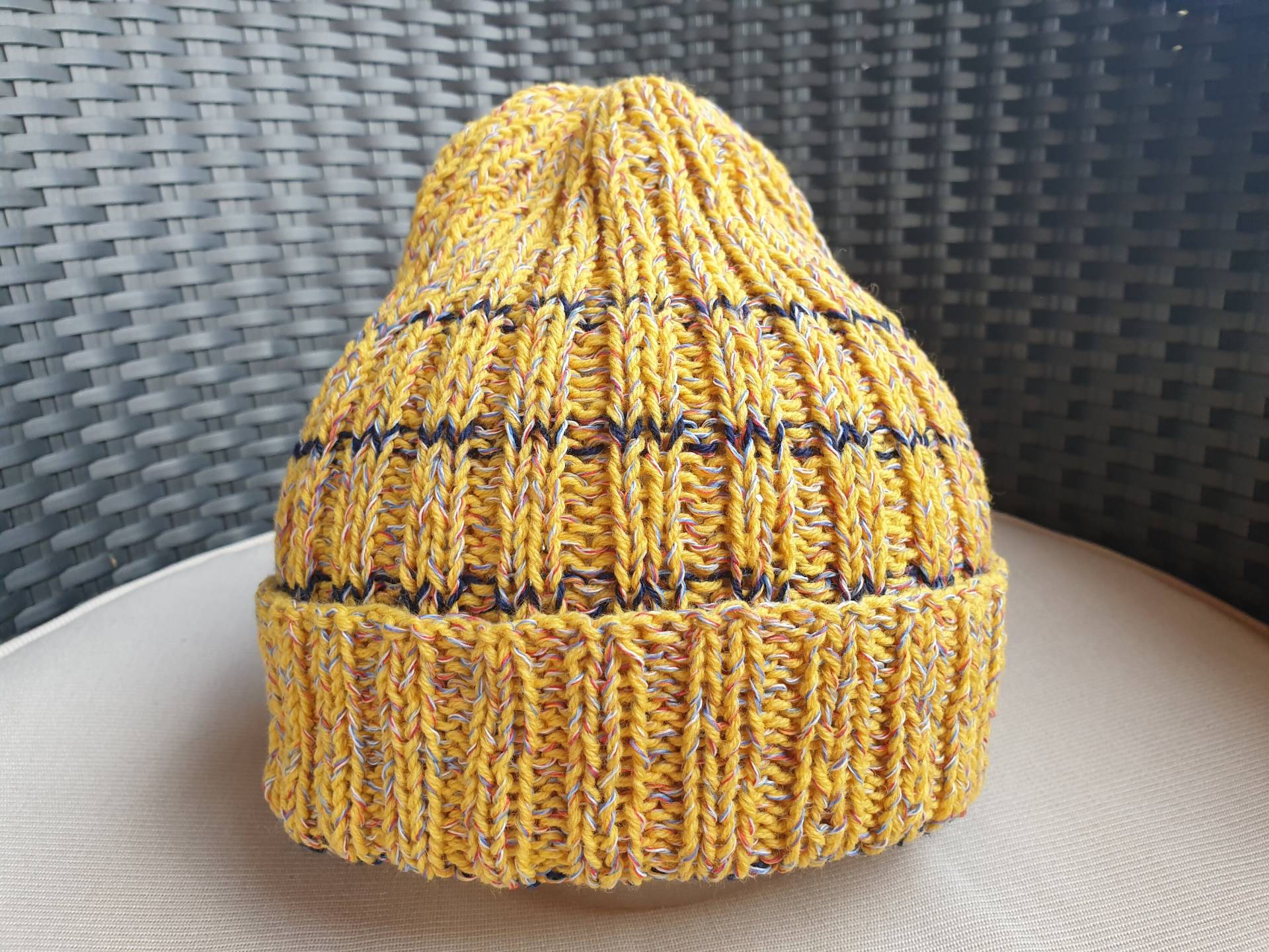 Handgestrickte Mütze - Für Erwachsene- Mischgewebe Handgefertigt Gestrickt Gelb Meliert Mit Streifen von BMkreativShop