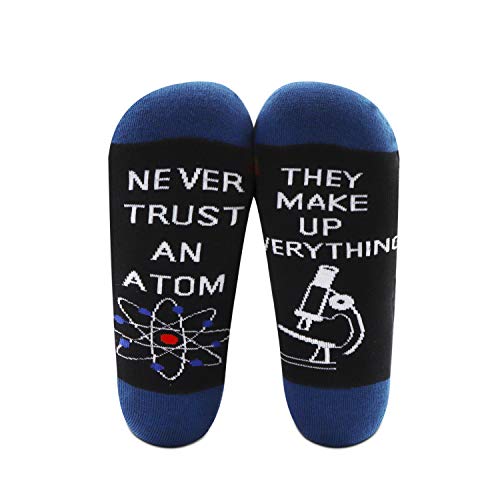 BNQL Lustige Socken für Wissenschaftsliebhaber, 2 Paar, Aufschrift "Never Trust An Atom", Chemie, Wissenschaft, Geschenke, Socken, 42 von BNQL