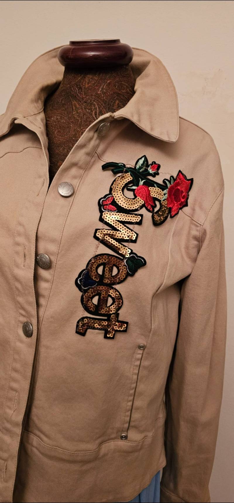 Verzierte Beige Jeansjacke Plus Größe 1xl Jeansjacke von BOHOMADMOAZEL