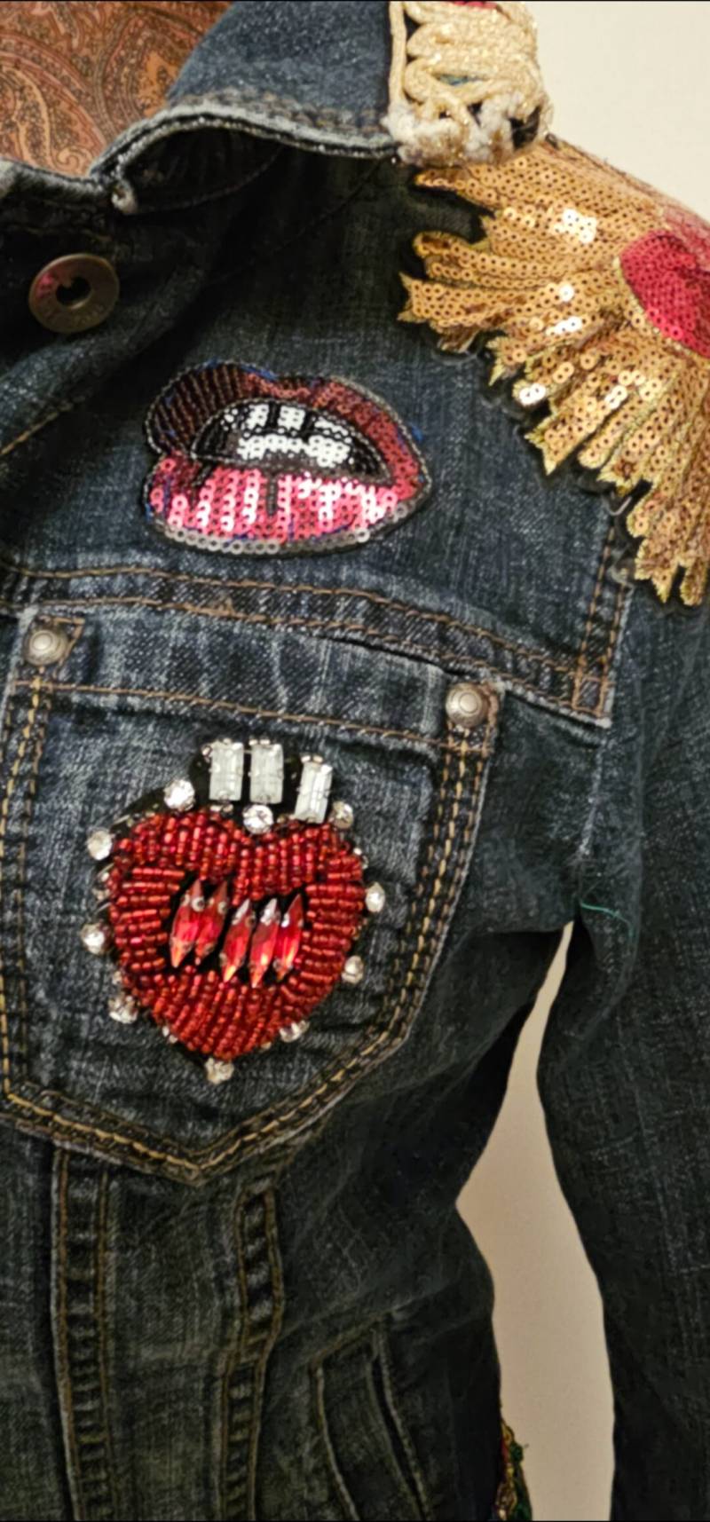 Verzierte Upcycled Jeansjacke Boho Engelsflügel, Größe S/M von BOHOMADMOAZEL