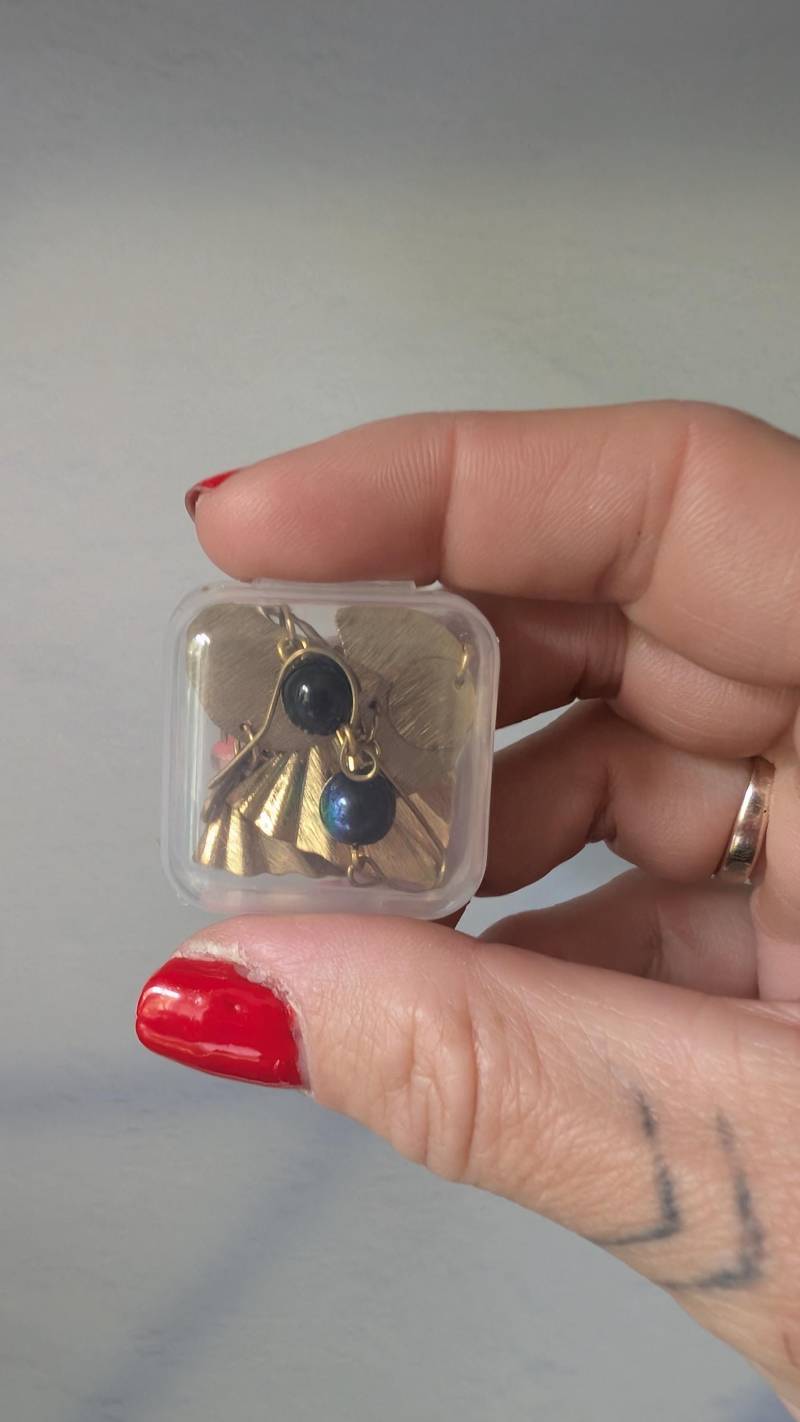 Mystery Schmuck - Box Micro Schmucksäckchen Vintage Shopping-Ohrringe-Kette-Creolen-Edelsteine-Anhänger von BOHOVELVETSUN