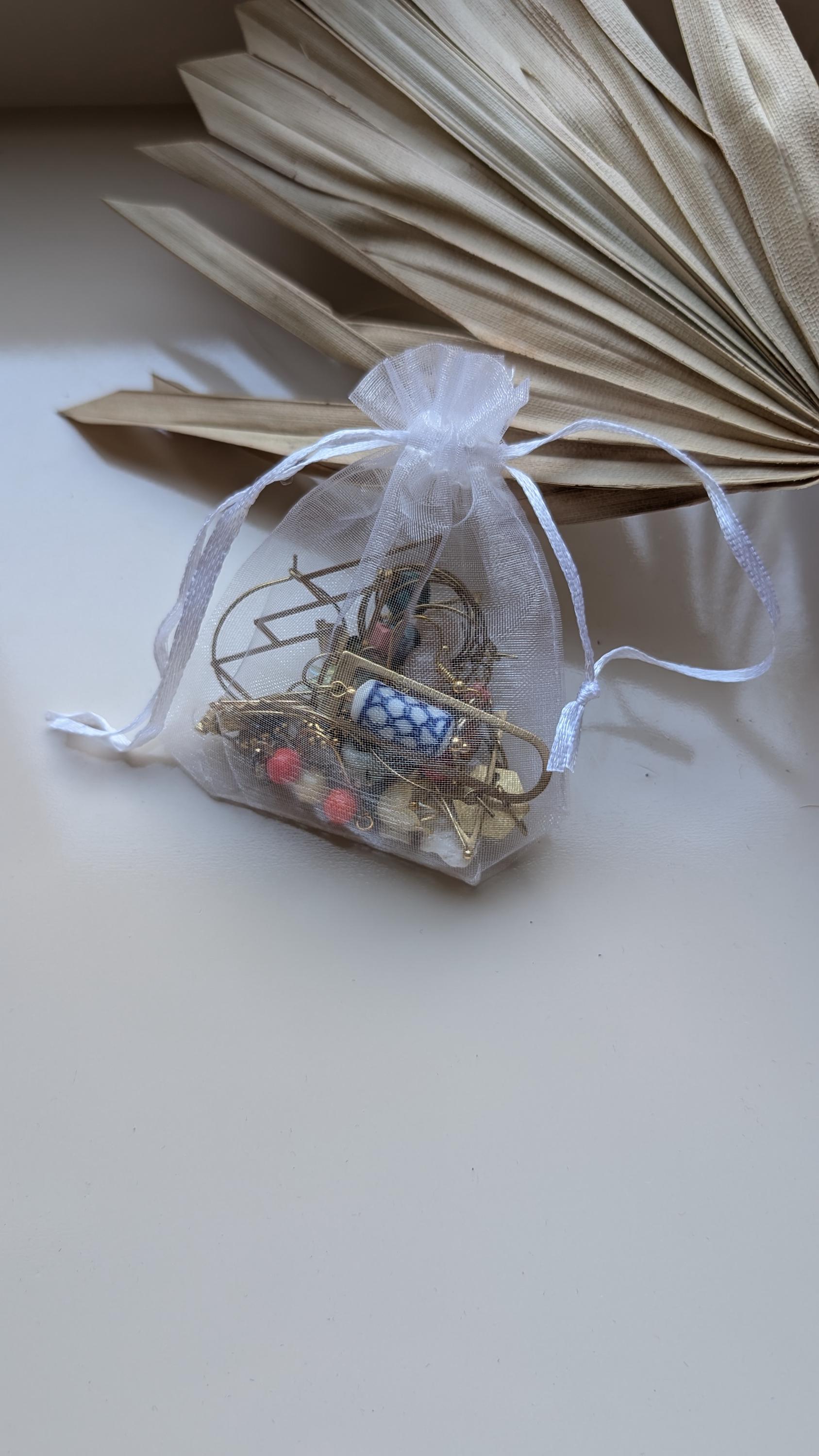 Mystery Schmuck - Box Mittel Schmucksäckchen Vintage Shopping-Ohrringe-Kette-Creolen-Edelsteine-Anhänger Mystery Schmuck - Box Mittel Schmucksäckchen Vintage Shopping-Ohrringe-Kette-Creolen-Edelsteine-Anhänger von BOHOVELVETSUN