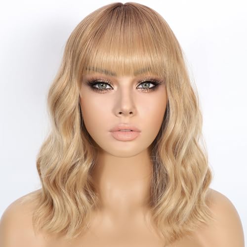 Gewellte Perücke mit Pony Kurze lockige Bob-Perücke für Frauen Highlight-Style Synthetische hitzebeständige Bob-Perücken für den täglichen Gebrauch und Partys (Ombre Dark Brown-Blonde, 14 inch) Gewellte Perücke mit Pony Kurze lockige Bob-Perücke für Frauen Highlight-Style Synthetische hitzebeständige Bob-Perücken für den täglichen Gebrauch und Partys (Ombre Dark Brown-Blonde, 14 inch) von BOLINSEN