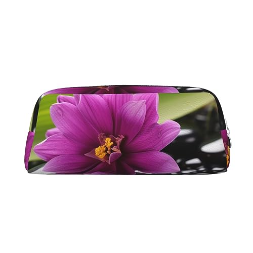 Lila Blume mit schwarzem Stein gedruckt Leder Federmäppchen Tragbare Reise Make-up Tasche Große Kapazität Kulturbeutel Reißverschluss Aufbewahrungstasche für Frauen Mädchen, silber, Einheitsgröße, von BONDIJ