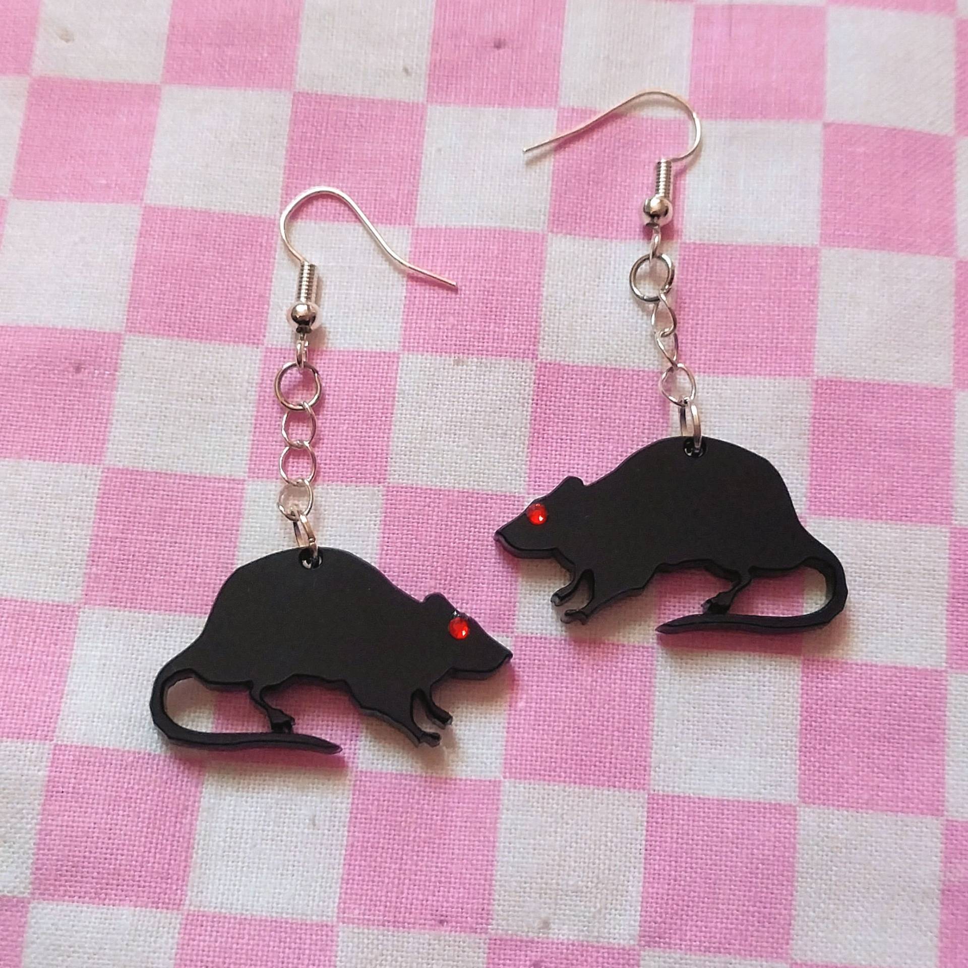 Black Or White Rat Acrylic Earrings With Red Rhinestone Eyes Attached To Chain & Hypoallergenic Earring Hooks Posts Black Or White Rat Acrylic Earrings With Red Rhinestone Eyes Attached To Chain & Hypoallergenic Earring Hooks Posts von BONESCOUTURE